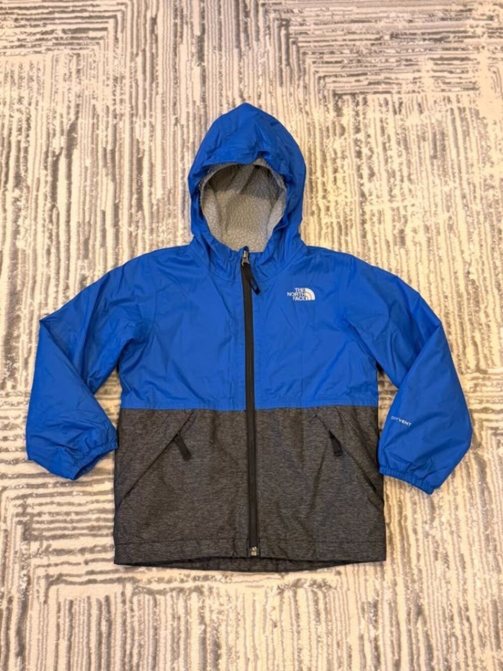 The North Face kids Toddler size 5 blue/gray Waterproof Dryvent warm coat
